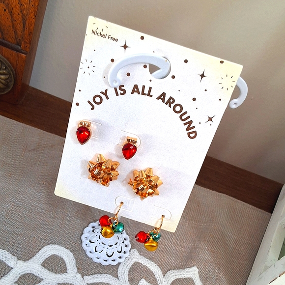 💥SALE💥NEW Christmas Holiday Joy Is All Around Earrings Set - Picture 3 of 3